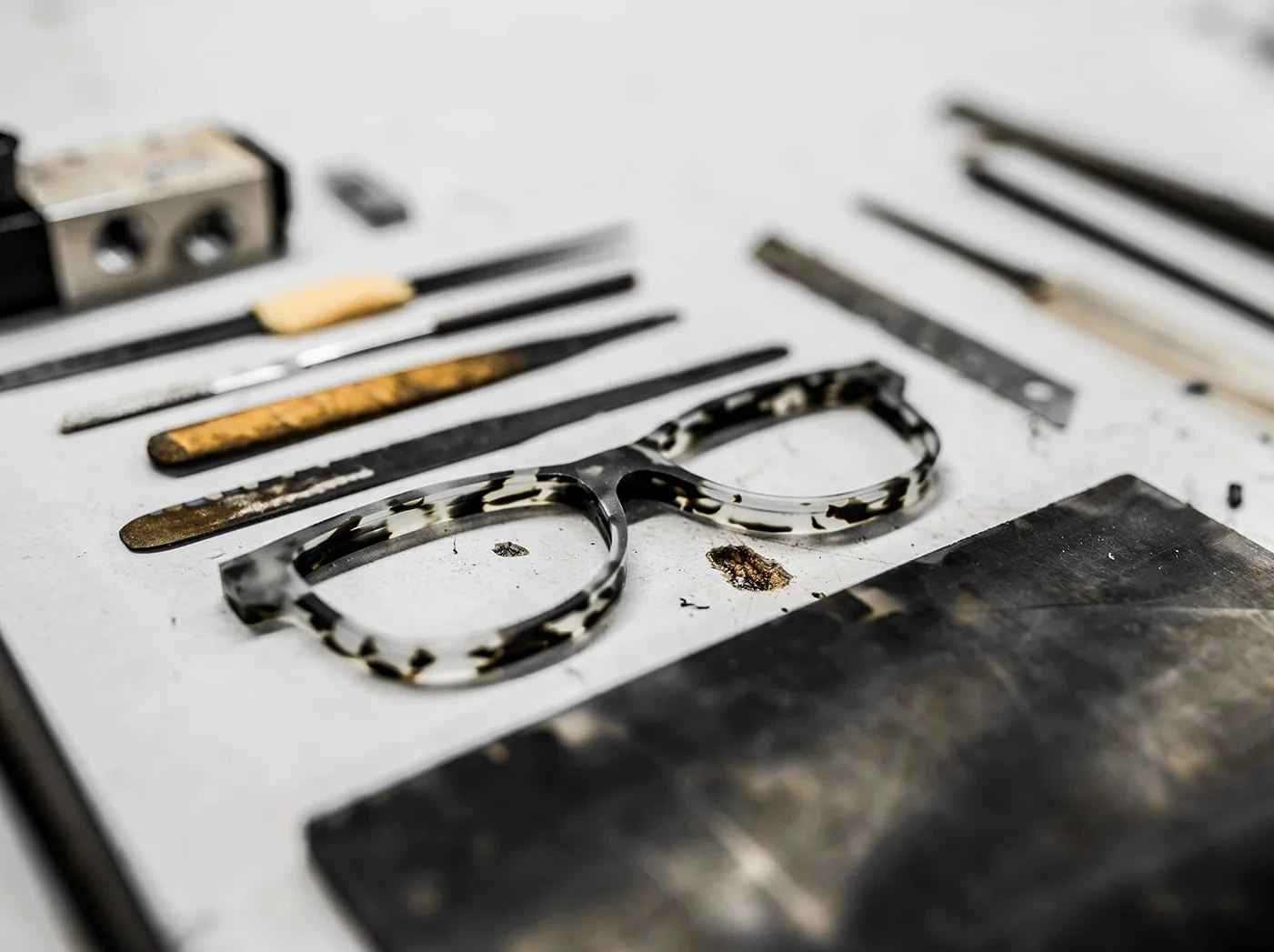HEX_EYEWEAR_sunglasses_material_acetate_HEXETATE_Mazzucchelli_Celluloid_Injection_01_83ad2f7a-4be1-4