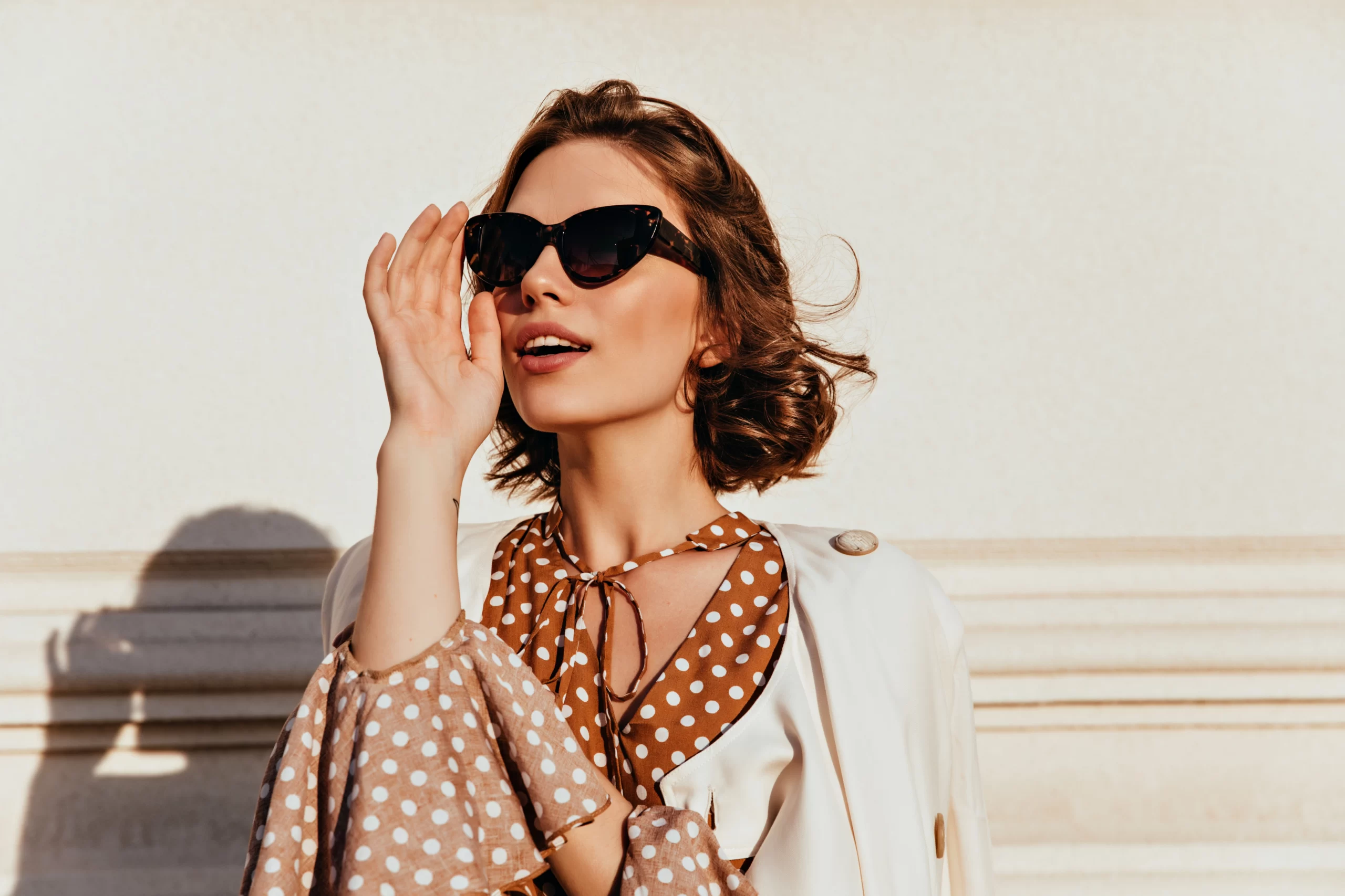 confident-caucasian-girl-dark-sunglasses-looking-distance-outdoor-shot-good-humoured-fashionable-woman confident-caucasian-girl-dark-sunglasses-looking-distance-outdoor-shot-good-humoured-fashionable-woman